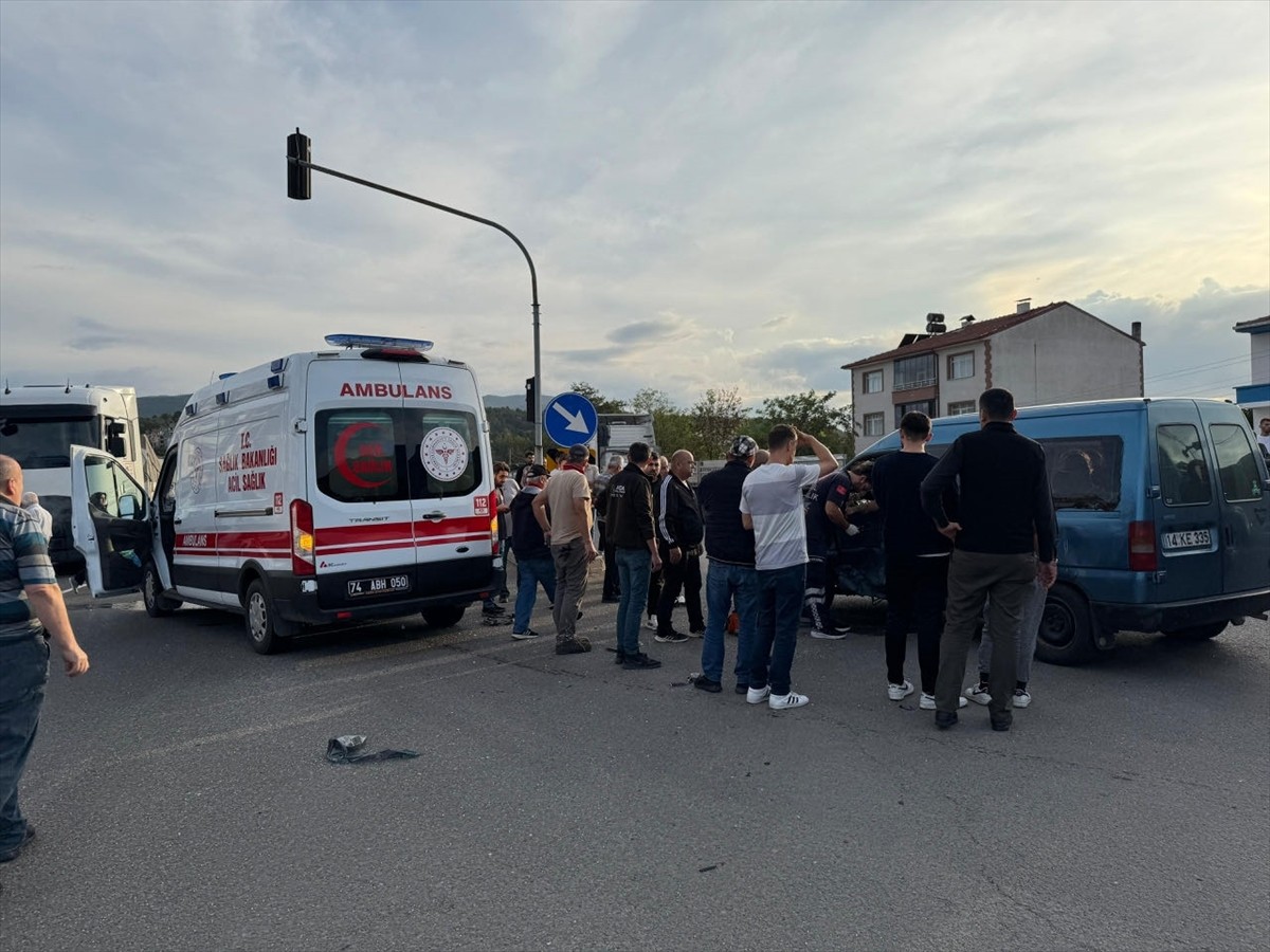 Bolu'nun Mengen ilçesinde ambulansla çarpışan hafif ticari aracın sürücüsü yaralandı.