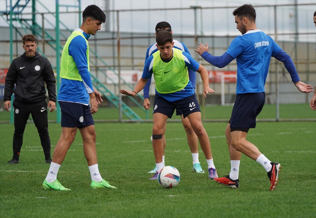 Çaykur Rizespor, Trendyol Süper Lig'in 7. haftasında deplasmanda Corendon Alanyaspor ile yapacağı...