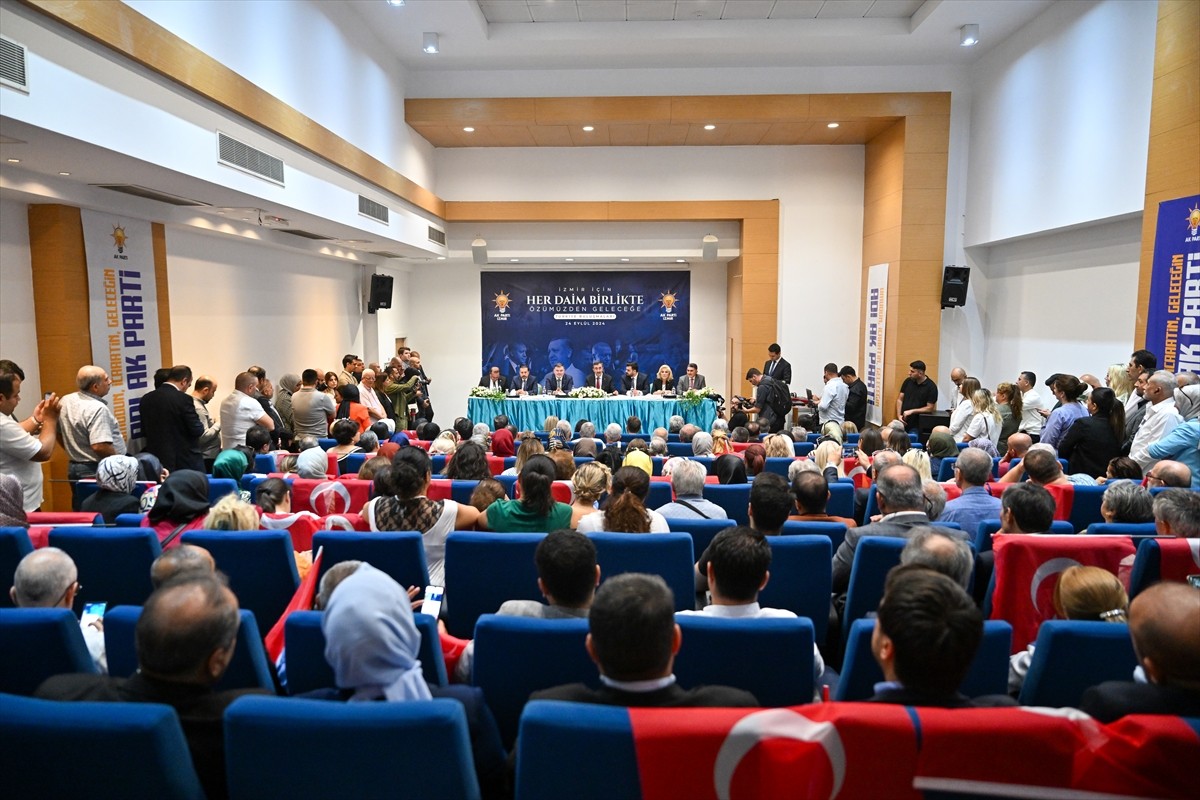 Cumhurbaşkanı Yardımcısı Cevdet Yılmaz (sağda), İzmir'de AK Parti İl Başkanlığı'nı ziyaret...