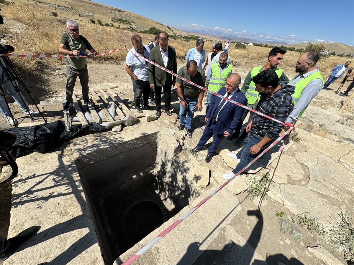 Elazığ'da bir tarla sahibinin fidan dikmek için çukur açarken geçen sene tesadüfen bulduğu, Roma...