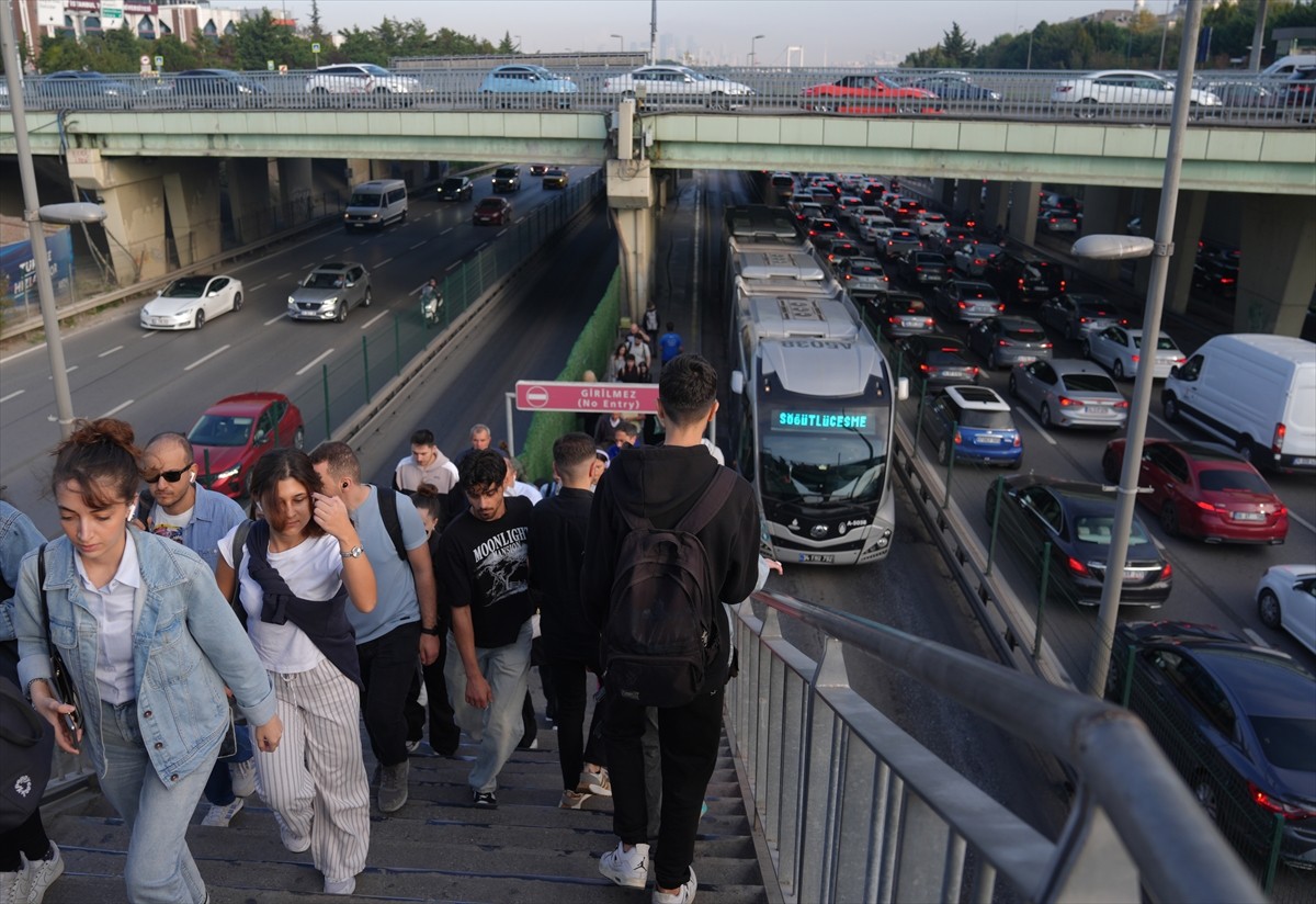 İstanbul'da haftanın ikinci iş gününde sabah saatlerinde bazı bölgelerde trafik yoğunluğu oluştu....