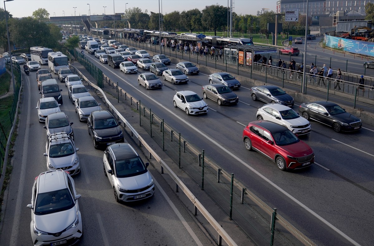 İstanbul'da haftanın ikinci iş gününde sabah saatlerinde bazı bölgelerde trafik yoğunluğu oluştu....