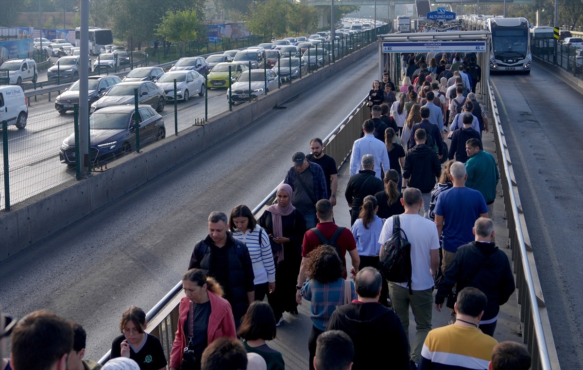 İstanbul'da haftanın ikinci iş gününde sabah saatlerinde bazı bölgelerde trafik yoğunluğu oluştu....