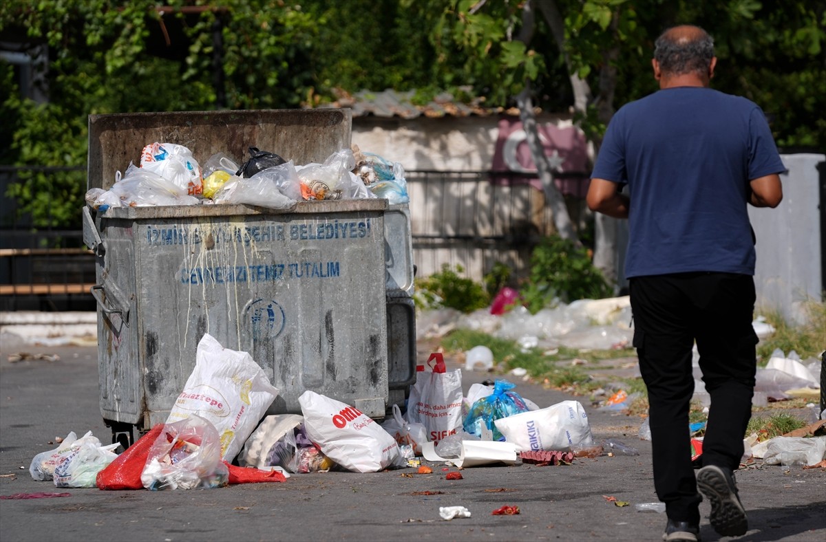 İzmir'in Çiğli ilçesinde, toplanmayan çöpler nedeniyle koku ve kirlilik oluştu. Çöplerin toplanma...