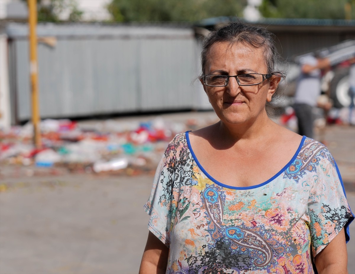 İzmir'in Çiğli ilçesinde, toplanmayan çöpler nedeniyle koku ve kirlilik oluştu. Çöplerin toplanma...