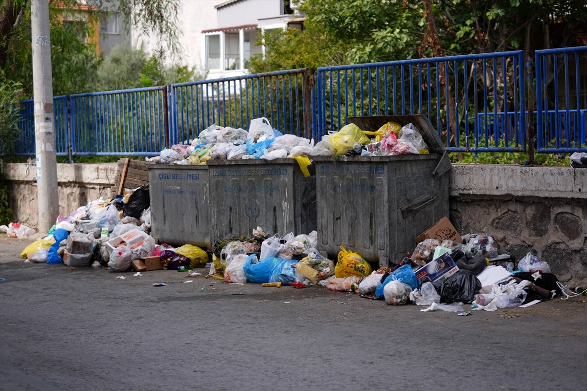 İzmir'in Çiğli ilçesinde, toplanmayan çöpler nedeniyle koku ve kirlilik oluştu. Çöplerin toplanma...