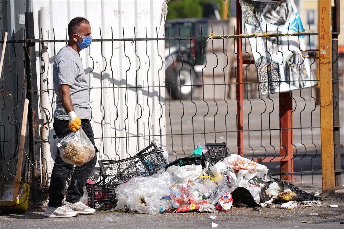 İzmir'in Çiğli ilçesinde, toplanmayan çöpler nedeniyle koku ve kirlilik oluştu. Çöplerin toplanma...