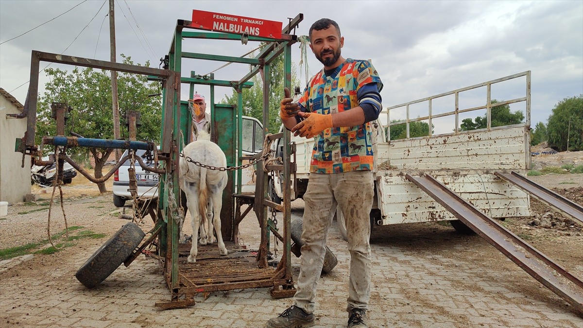 Kahramanmaraş'ın Elbistan ilçesinde nalbantlık yapan Kenan Kaya, kendi tasarladığı seyyar sistemle...