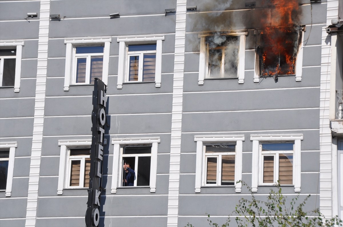 Kars'ta Faik Bey Caddesi'ndeki 7 katlı bir otelin 4. katında yangın çıktı. İhbar üzerine bölgeye...