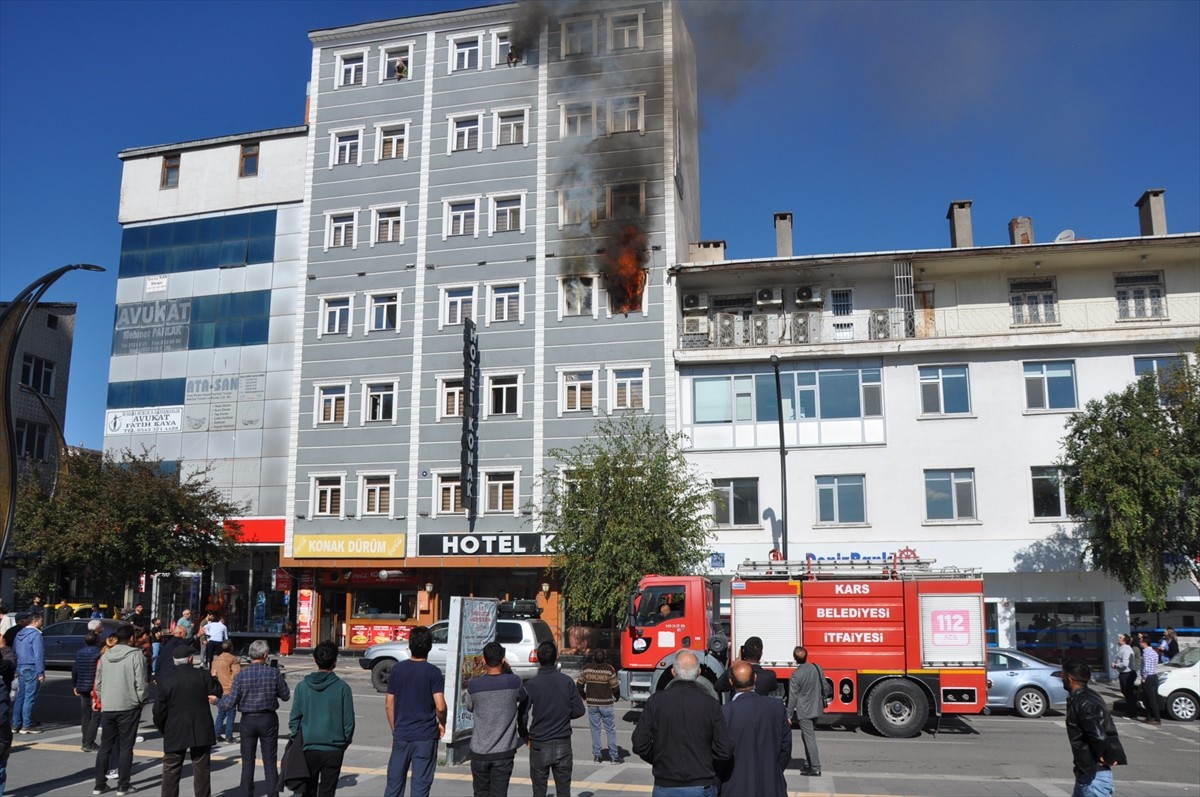 Kars'ta Faik Bey Caddesi'ndeki 7 katlı bir otelin 4. katında yangın çıktı. İhbar üzerine bölgeye...