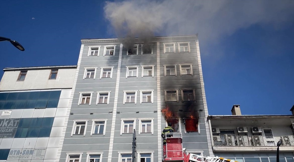 Kars'ta Faik Bey Caddesi'ndeki 7 katlı bir otelin 4. katında yangın çıktı. İhbar üzerine bölgeye...