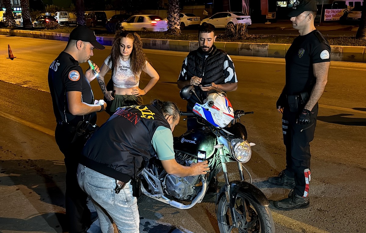 Mersin'de polis ekiplerince motosiklet sürücülerine yönelik "şok uygulaması" yapıldı. Yenişehir...