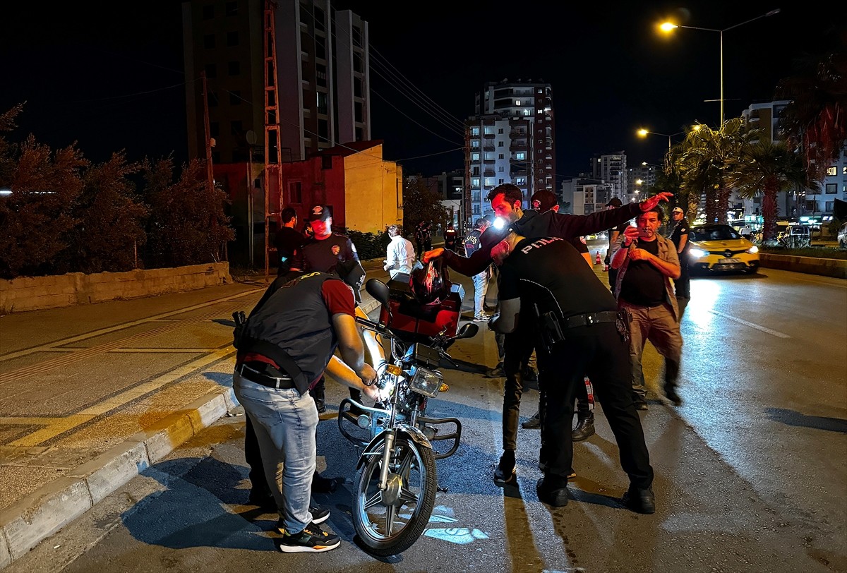 Mersin'de polis ekiplerince motosiklet sürücülerine yönelik "şok uygulaması" yapıldı. Yenişehir...