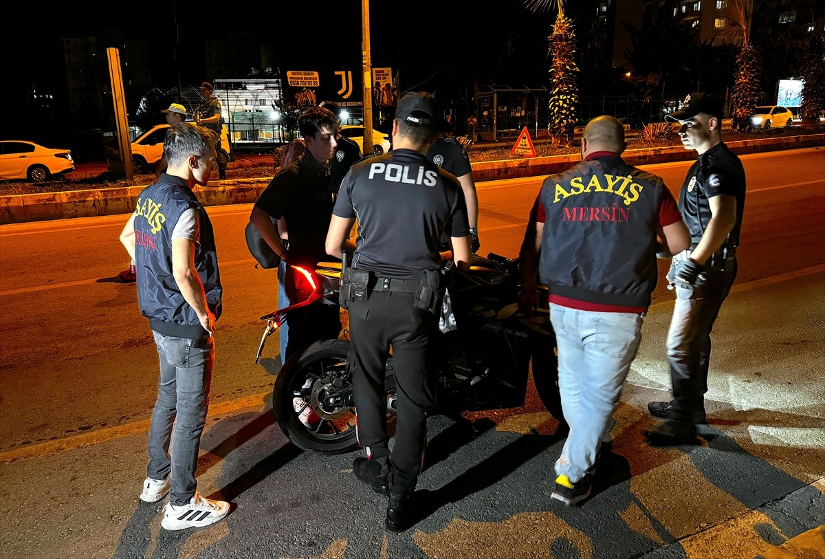 Mersin'de polis ekiplerince motosiklet sürücülerine yönelik "şok uygulaması" yapıldı. Yenişehir...