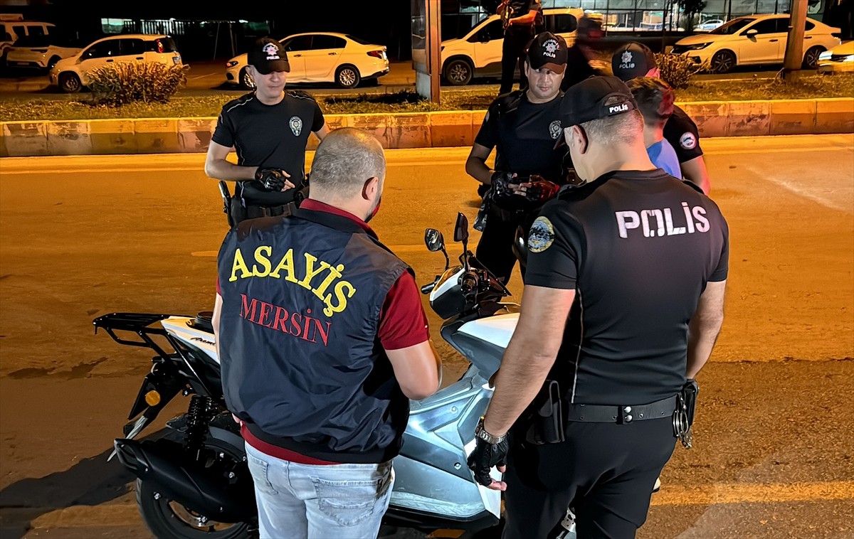 Mersin'de polis ekiplerince motosiklet sürücülerine yönelik "şok uygulaması" yapıldı. Yenişehir...