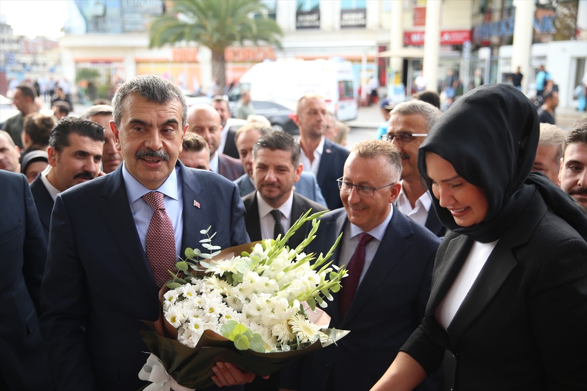 Milli Eğitim Bakanı Yusuf Tekin, bir dizi ziyaret ve programlara katılmak üzere Sakarya'ya geldi....