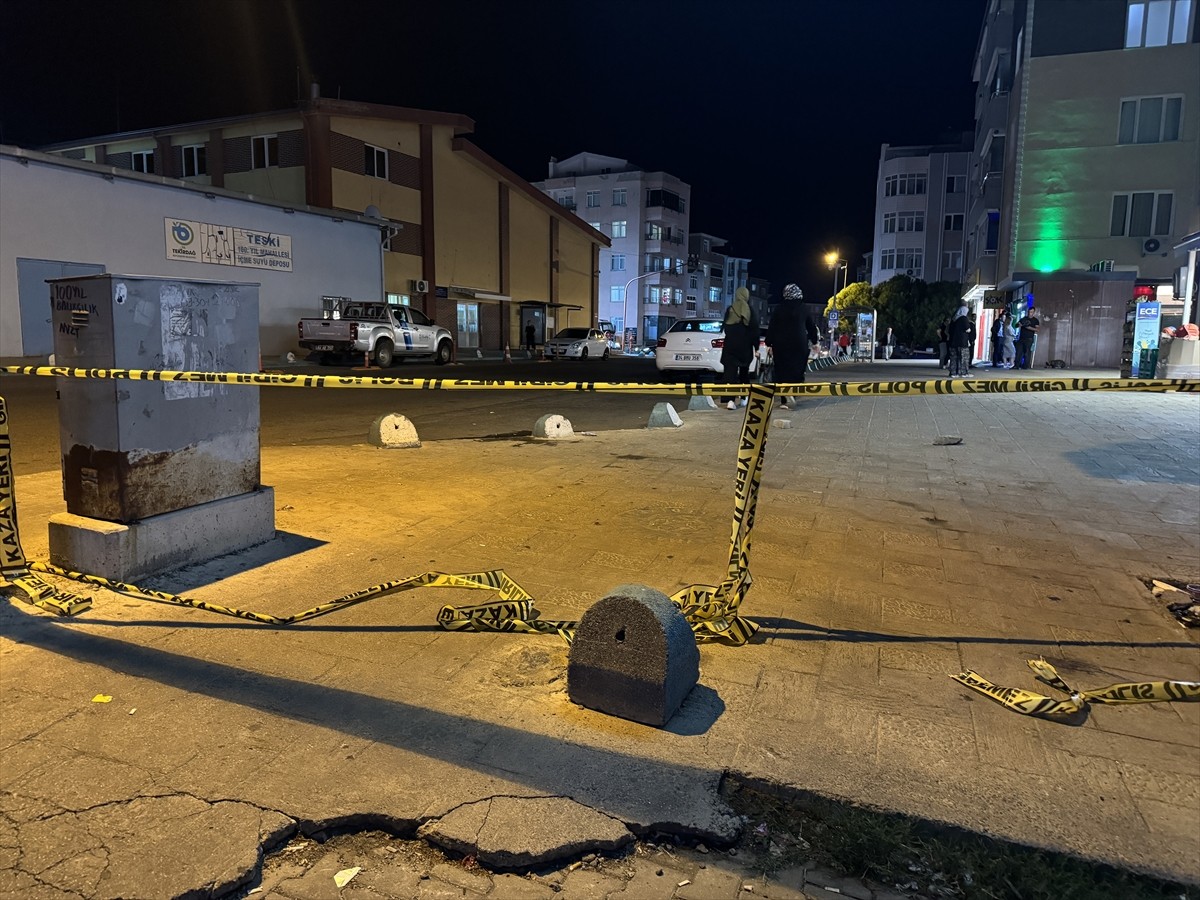 Tekirdağ'da bıçaklı kavgada bir kişi hayatını kaybetti. Polis ekipleri olay yerine güvenlik şeridi...