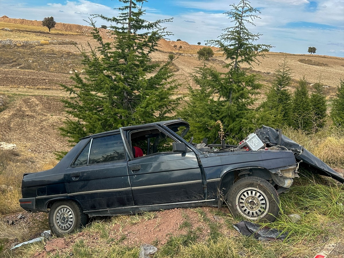 Uşak'ta iki otomobilin çarpıştığı kazada anne ve oğlu hayatını kaybetti, 2 kişi...