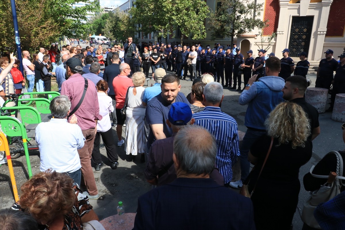 Arnavutluk'un başkenti Tiran'da belediyedeki yolsuzluk iddialarına yönelik protestolar sürerken...