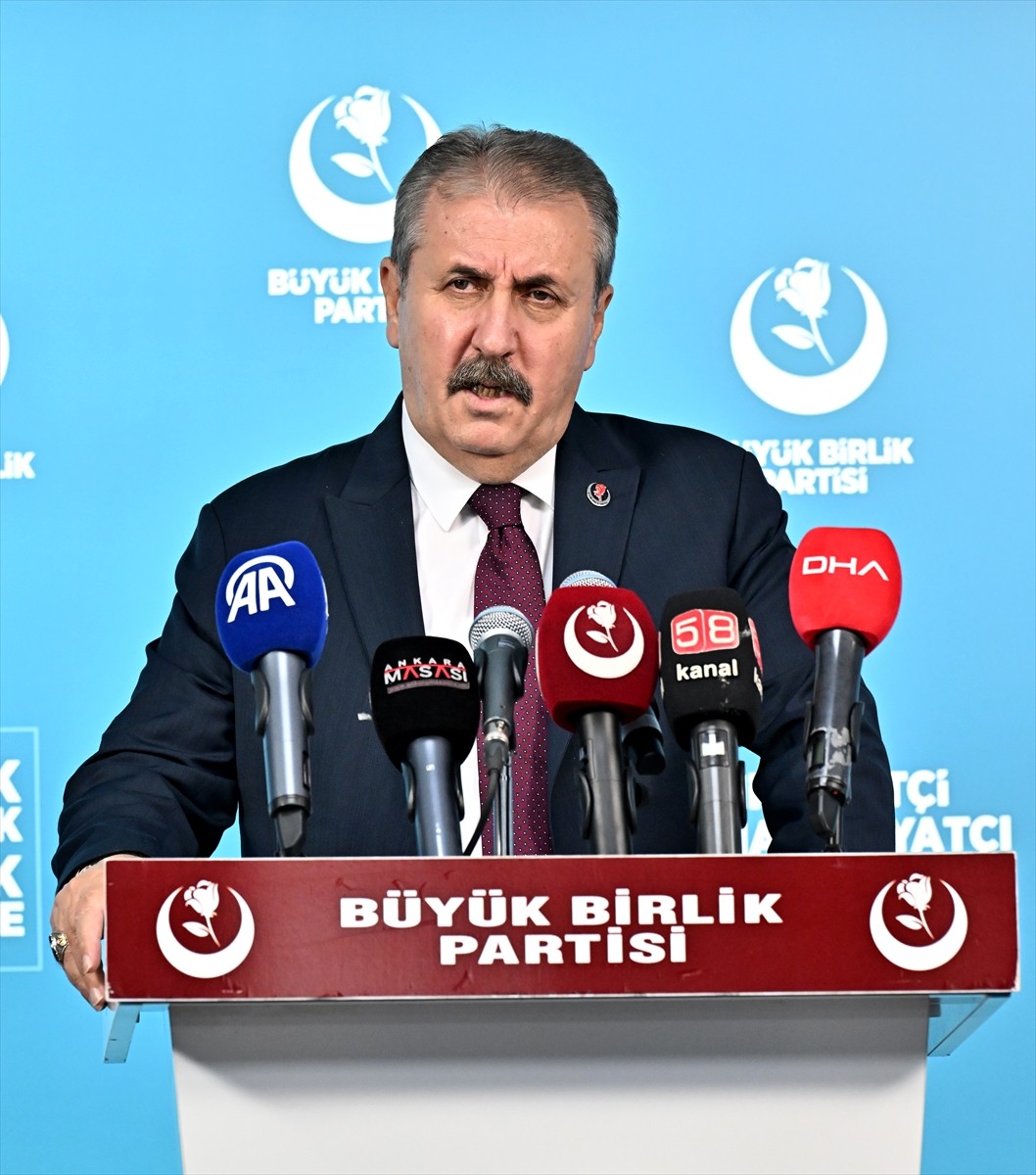 BBP Genel Başkanı Mustafa Destici, parti genel merkezinde düzenlediği basın toplantısında, gündeme...