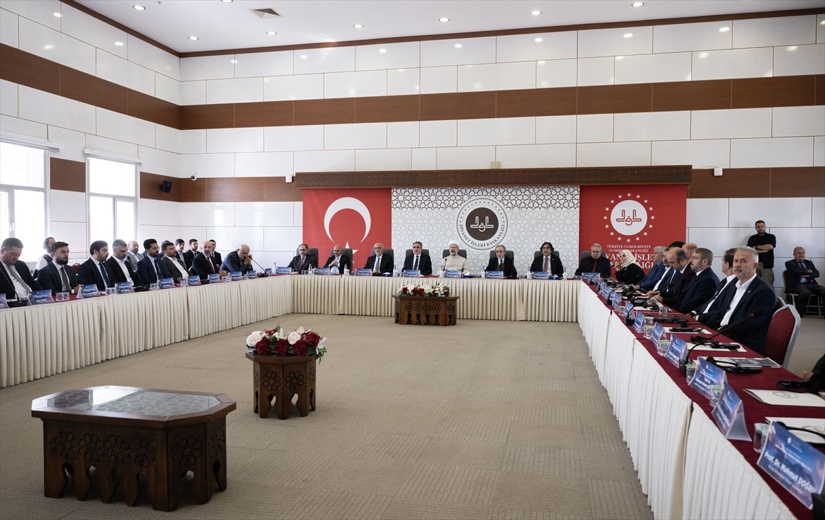 Diyanet İşleri Başkanı Ali Erbaş (sol 2), Diyanet İşleri Başkanlığında düzenlenen "Kur'an Ayetleri...