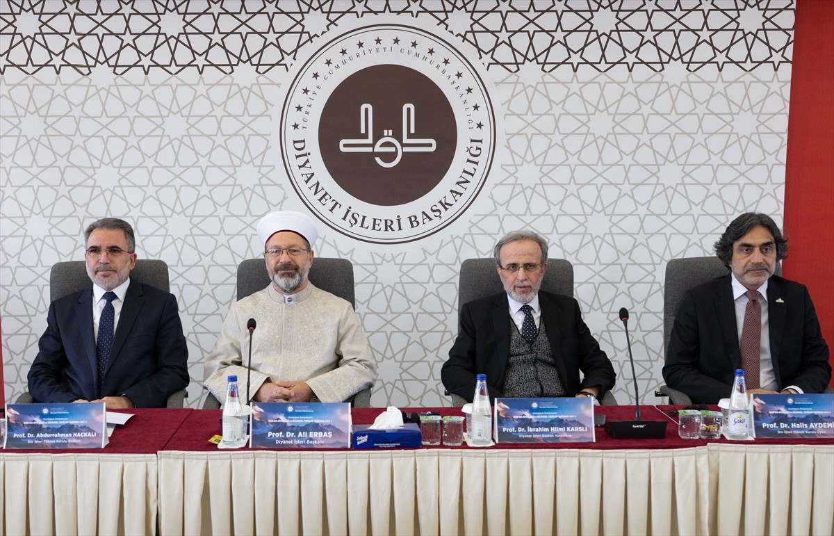 Diyanet İşleri Başkanı Ali Erbaş (sol 2), Diyanet İşleri Başkanlığında düzenlenen "Kur'an Ayetleri...