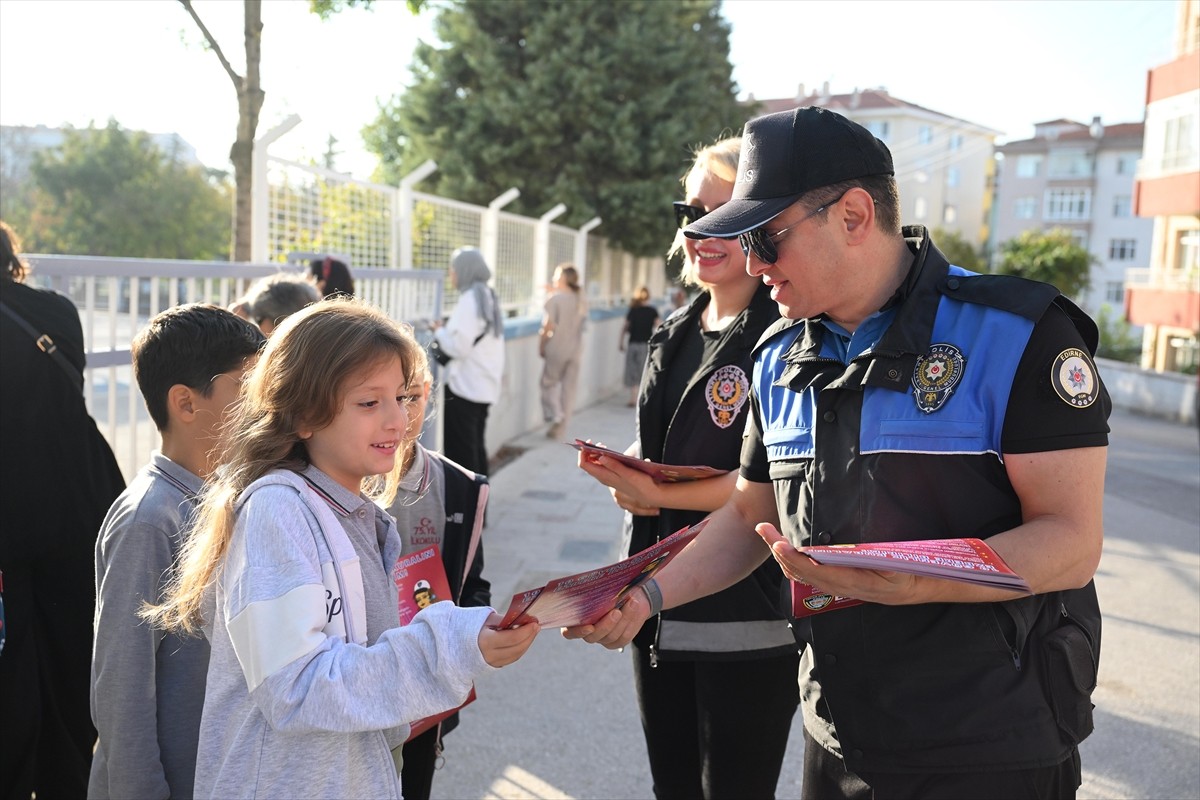 Edirne'de okul giriş ve çıkışlarının güvenli olması amacıyla sürdürülen "Güvenli eğitim"...