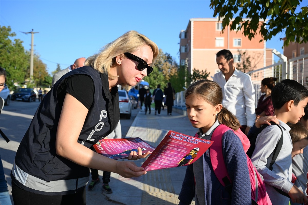 Edirne'de okul giriş ve çıkışlarının güvenli olması amacıyla sürdürülen "Güvenli eğitim"...