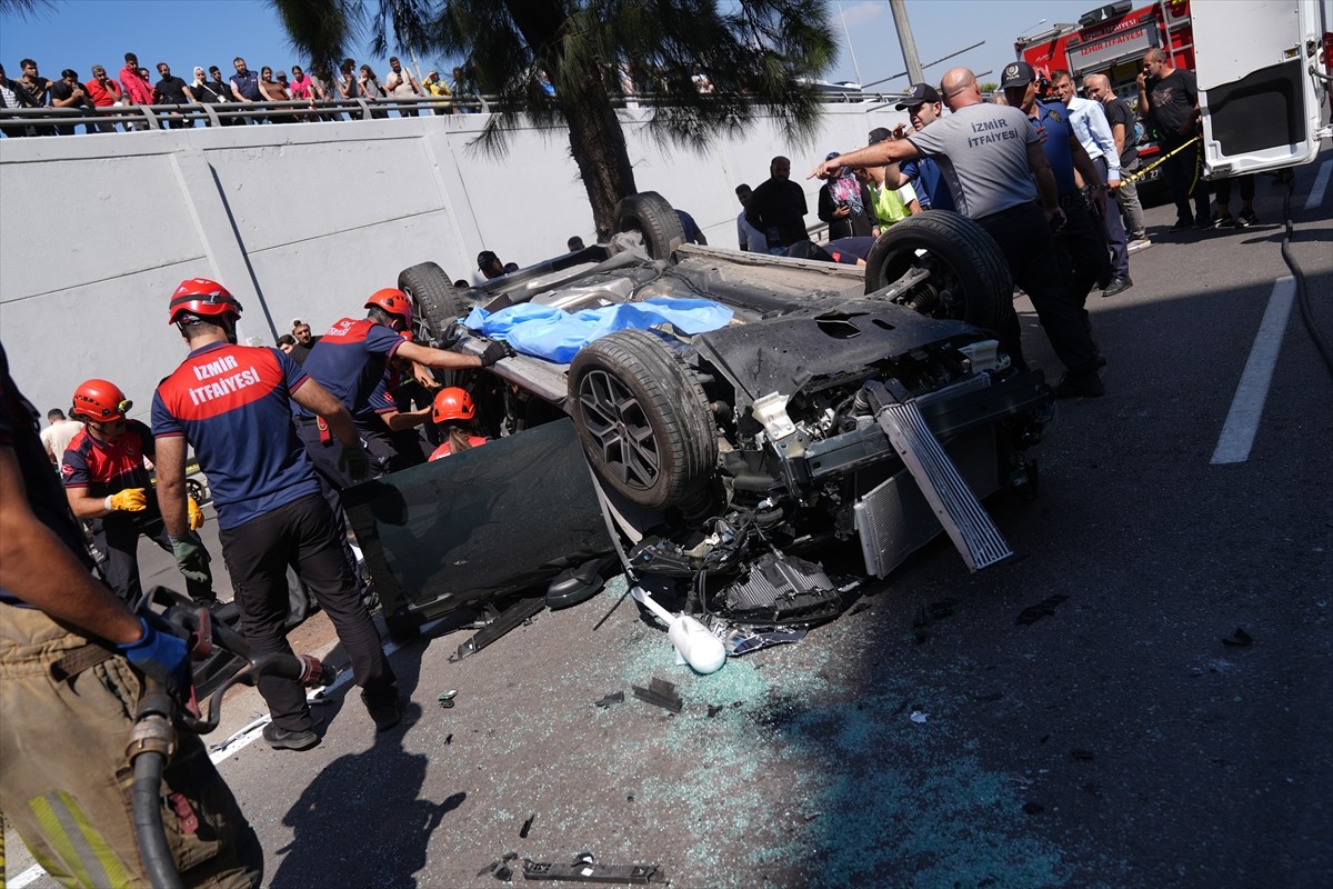 İzmir'in Konak ilçesinde alt geçide düşen otomobilde bulunan 3 kişi öldü, ağır yaralanan 2 kişi...