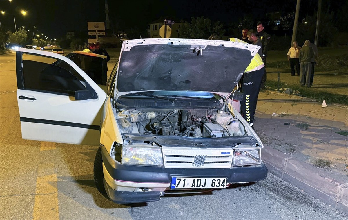 Kırıkkale'de otomobilin refüje çarpması sonucu yaralanan 1'i ağır 2 kişi tedavi altına...