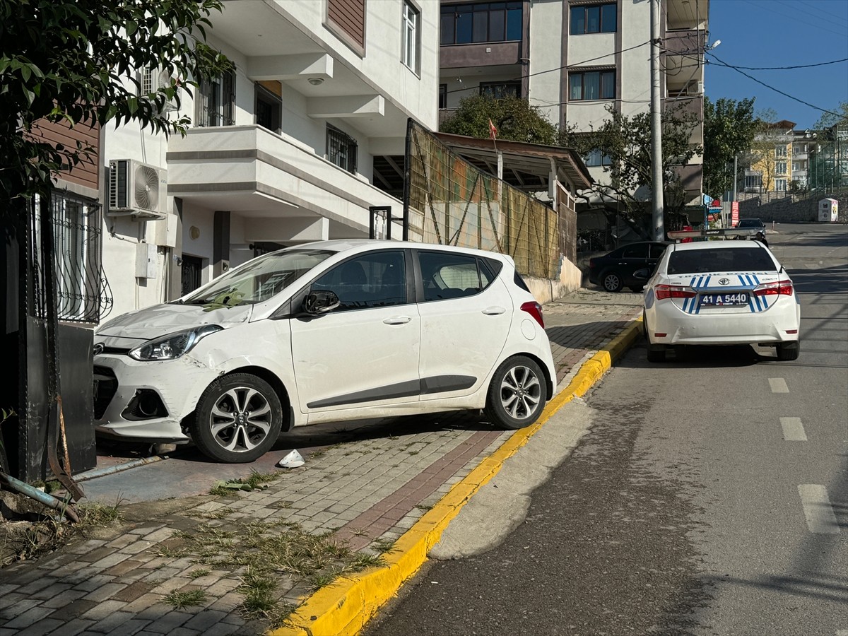 Kocaeli'nin Derince ilçesinde kontrolden çıkan otomobilin çarptığı bahçe kapısının devrilmesi...