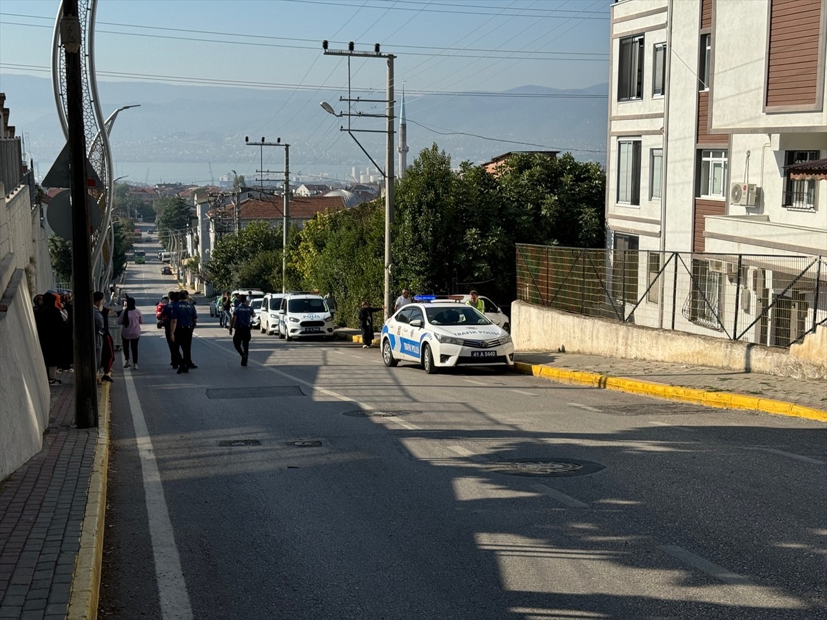 Kocaeli'nin Derince ilçesinde kontrolden çıkan otomobilin çarptığı bahçe kapısının devrilmesi...