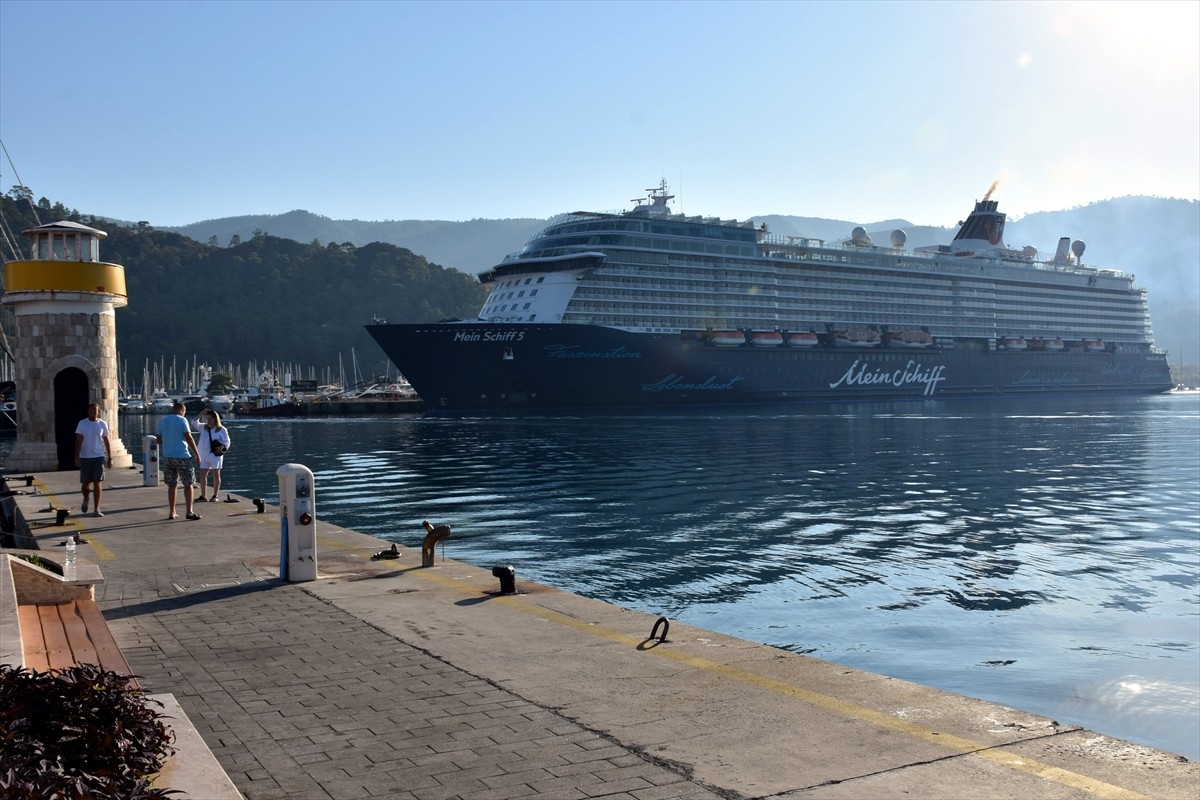 Malta bayraklı kruvaziyer "Mein Schiff 5", Muğla'nın Marmaris ilçesine geldi. Rodos Adası'nın...