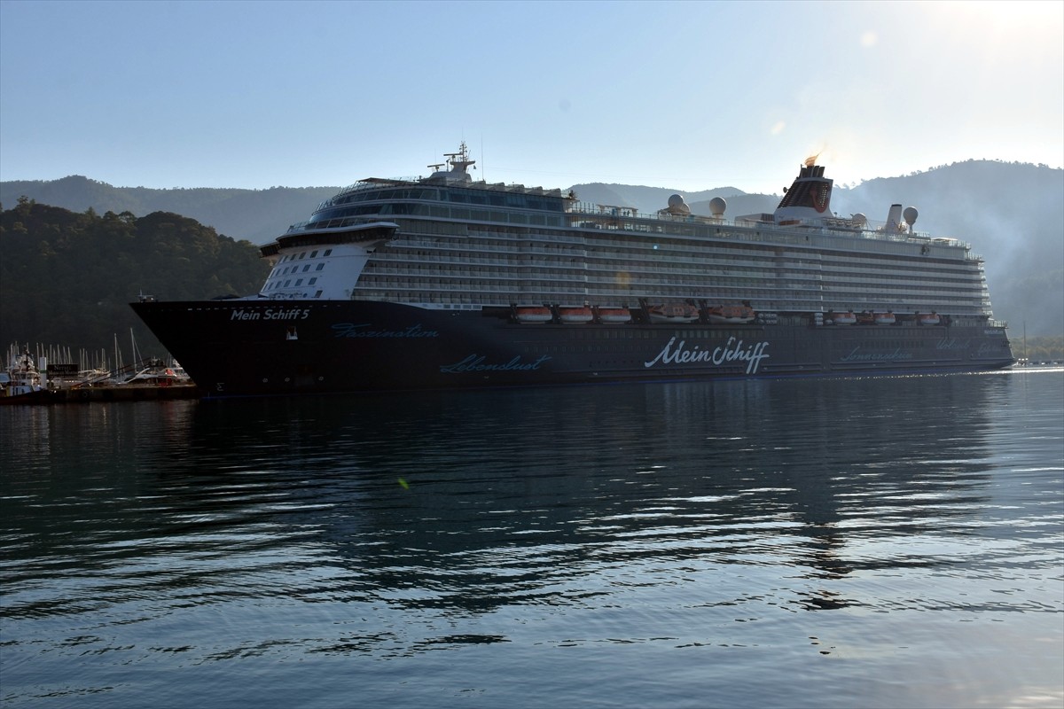 Malta bayraklı kruvaziyer "Mein Schiff 5", Muğla'nın Marmaris ilçesine geldi. Rodos Adası'nın...