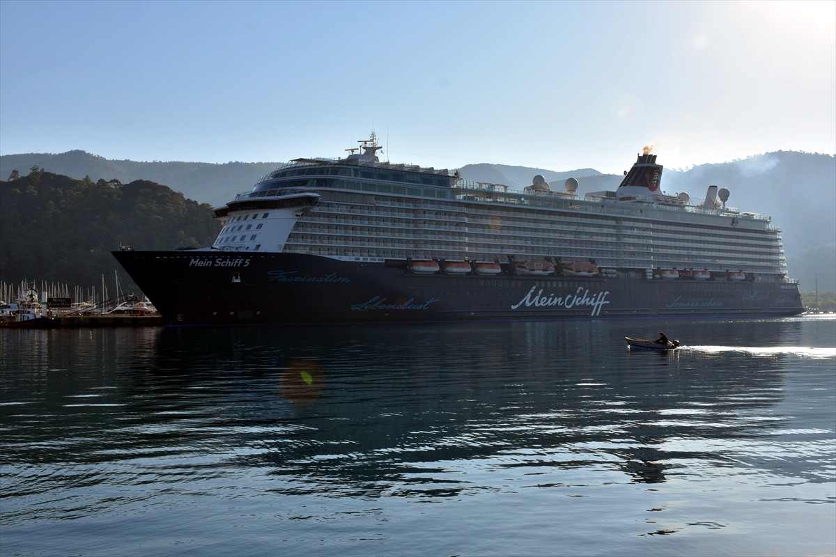 Malta bayraklı kruvaziyer "Mein Schiff 5", Muğla'nın Marmaris ilçesine geldi. Rodos Adası'nın...