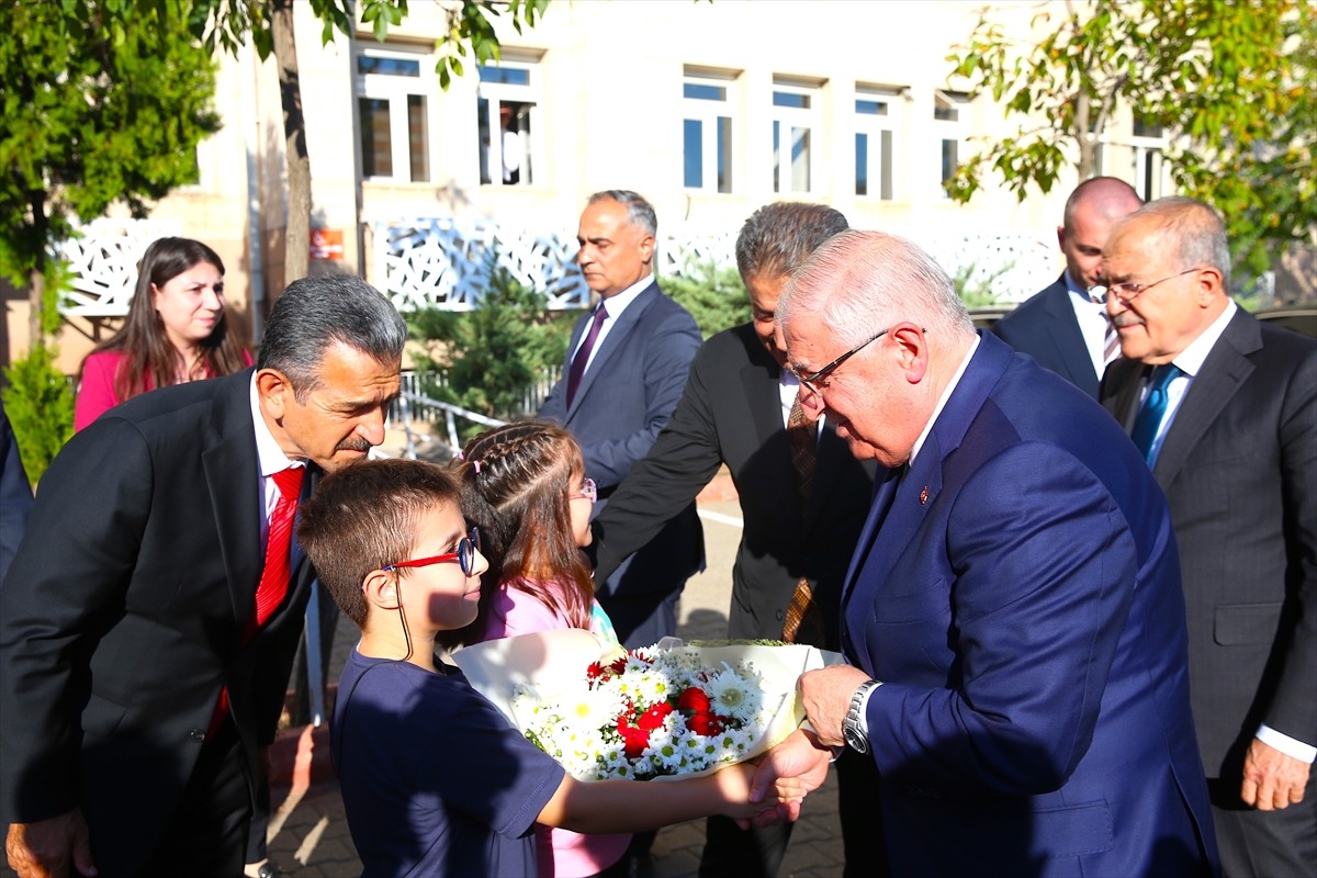 Milli Savunma Bakanı Yaşar Güler, Şırnak'ta çeşitli ziyaretlerde bulundu. Bakan Güler, esnafı...