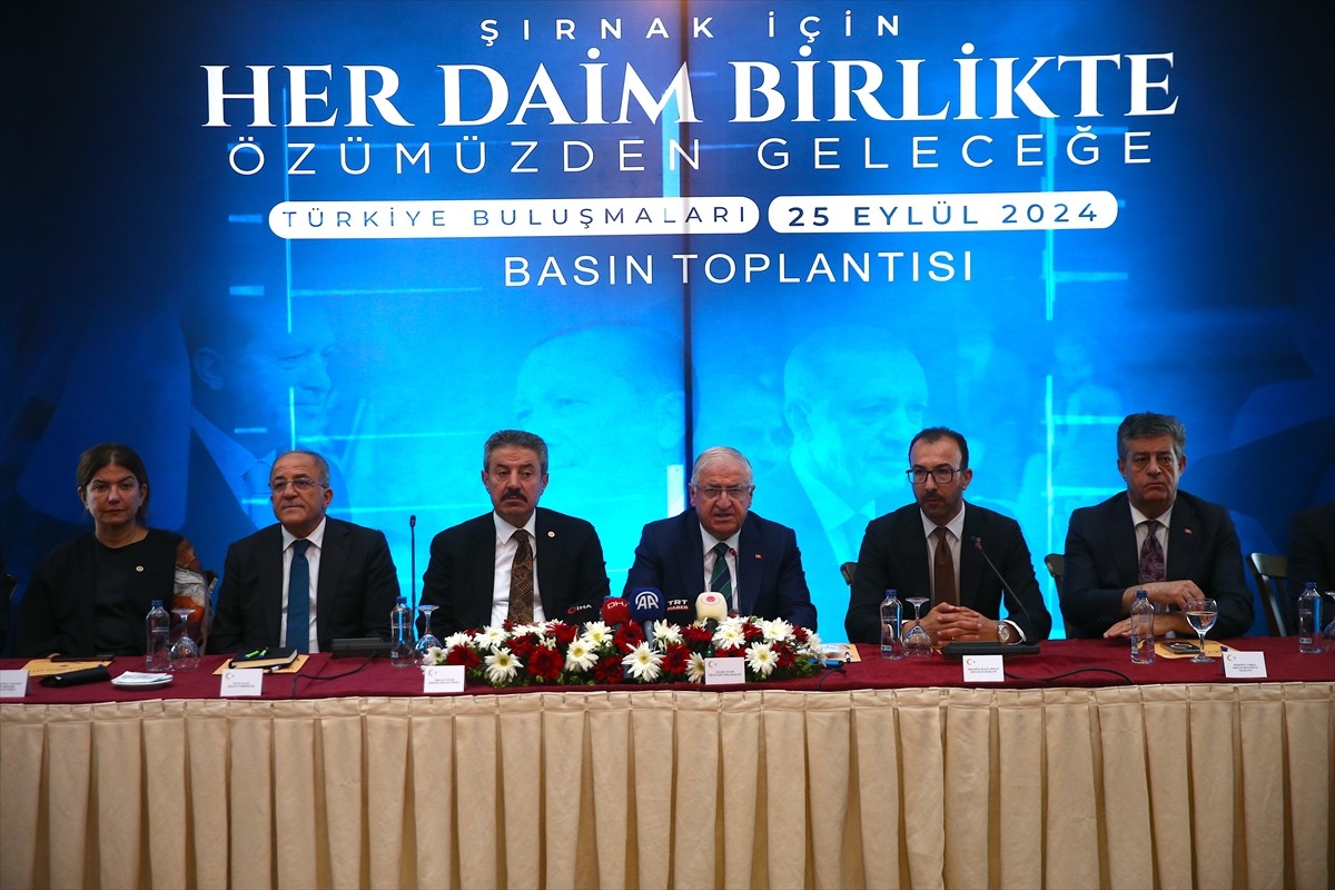 Milli Savunma Bakanı Yaşar Güler, temaslarda bulunmak üzere geldiği Şırnak'ta, AK Parti İl...