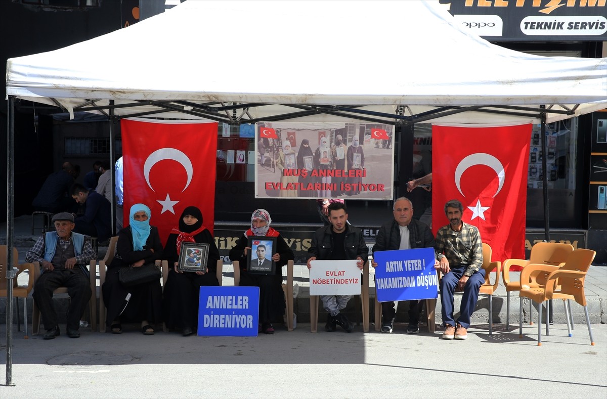 Muş'ta çocuklarının terör örgütü PKK tarafından dağa götürülmesinden DEM Parti'yi sorumlu tutan...