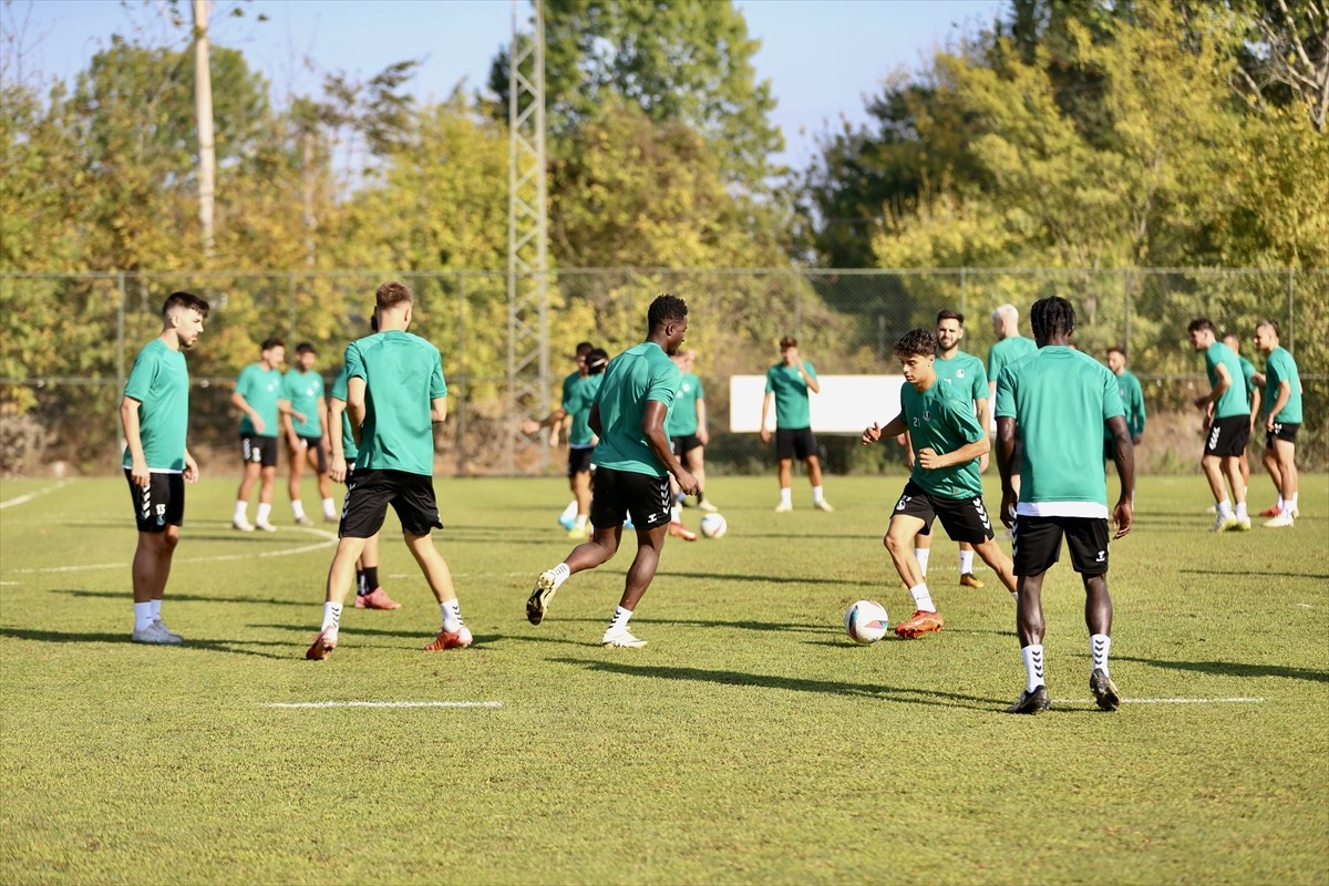 Sakaryaspor, Trendyol 1. Lig'in 7. haftasında Central Hospital Ümraniyespor ile oynayacağı...