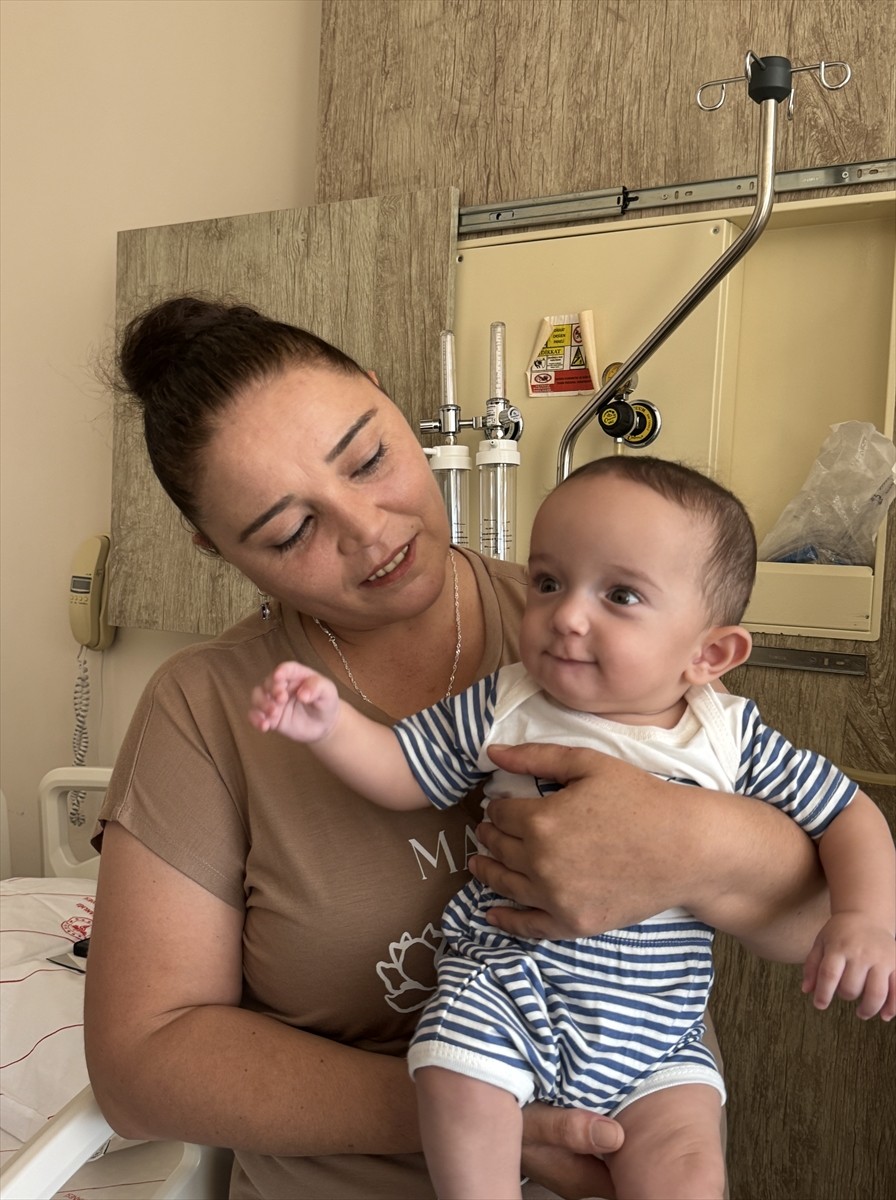 Antalya'da anne karnında böbrek yetmezliği riski bulunan ve anne-bebek kan uyuşmazlığına bağlı...