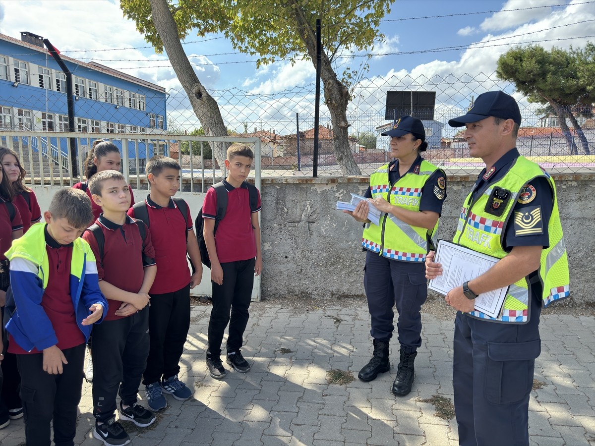 Balıkesir'de jandarma ekipleri, çocukların eğitim hayatlarına huzurla devam etmeleri için...