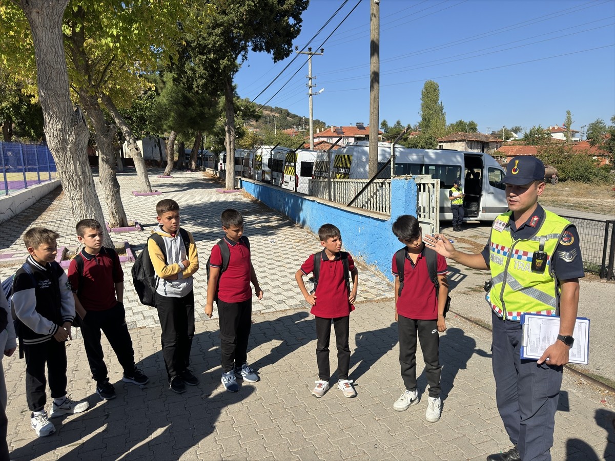 Balıkesir'de jandarma ekipleri, çocukların eğitim hayatlarına huzurla devam etmeleri için...