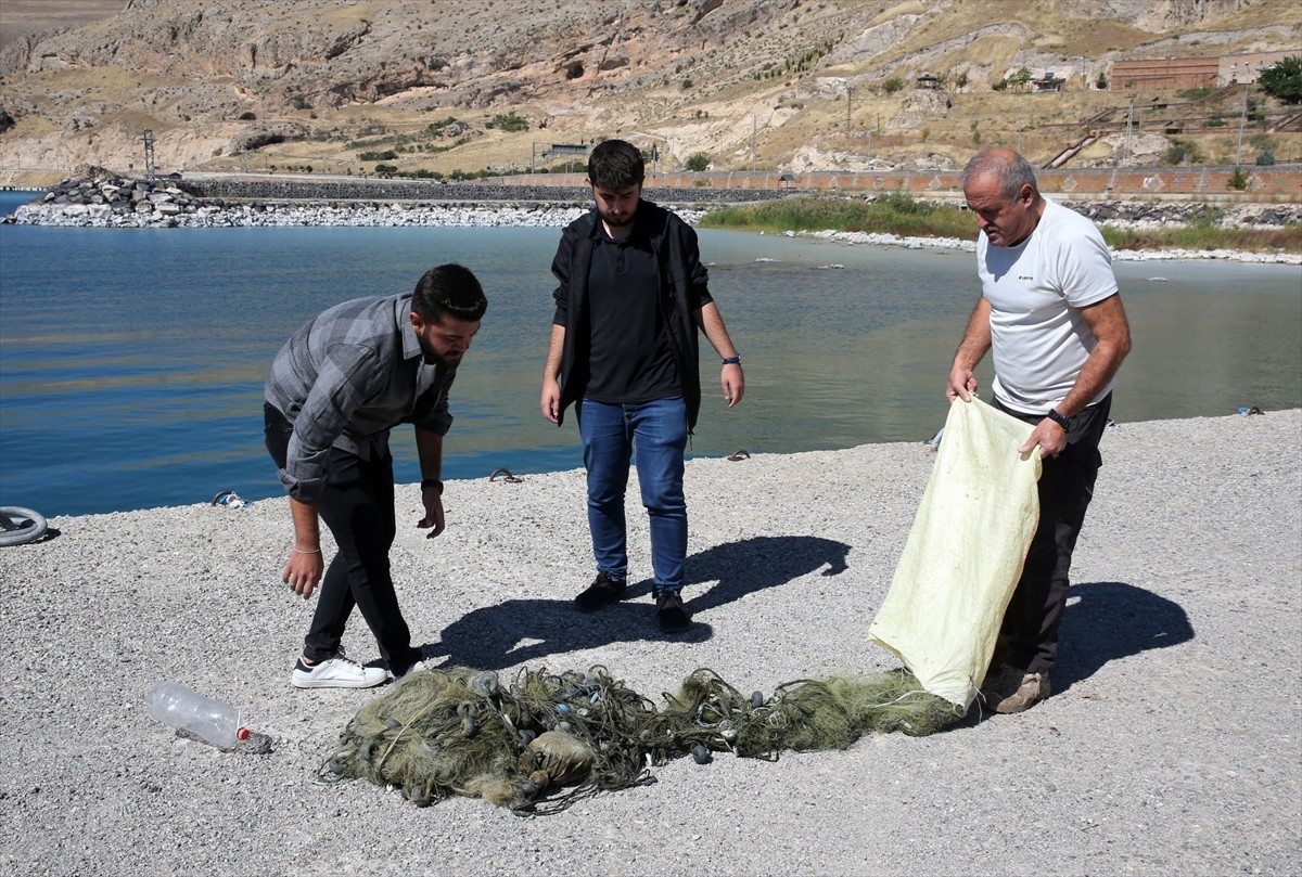 Bitlis'in Adilcevaz ilçesinde Van Gölü'ne dalış yapan dalgıçlar, mikrobiyalitlere (mercan) dolanan...