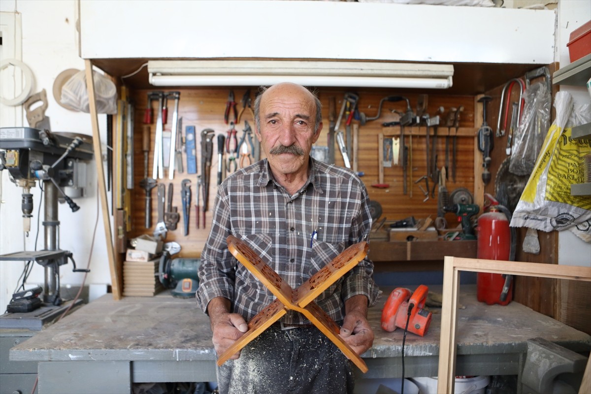 Çorum'da 65 yaşındaki marangoz Oktay Özkahya, ailesinden gelen asırlık mesleğini...