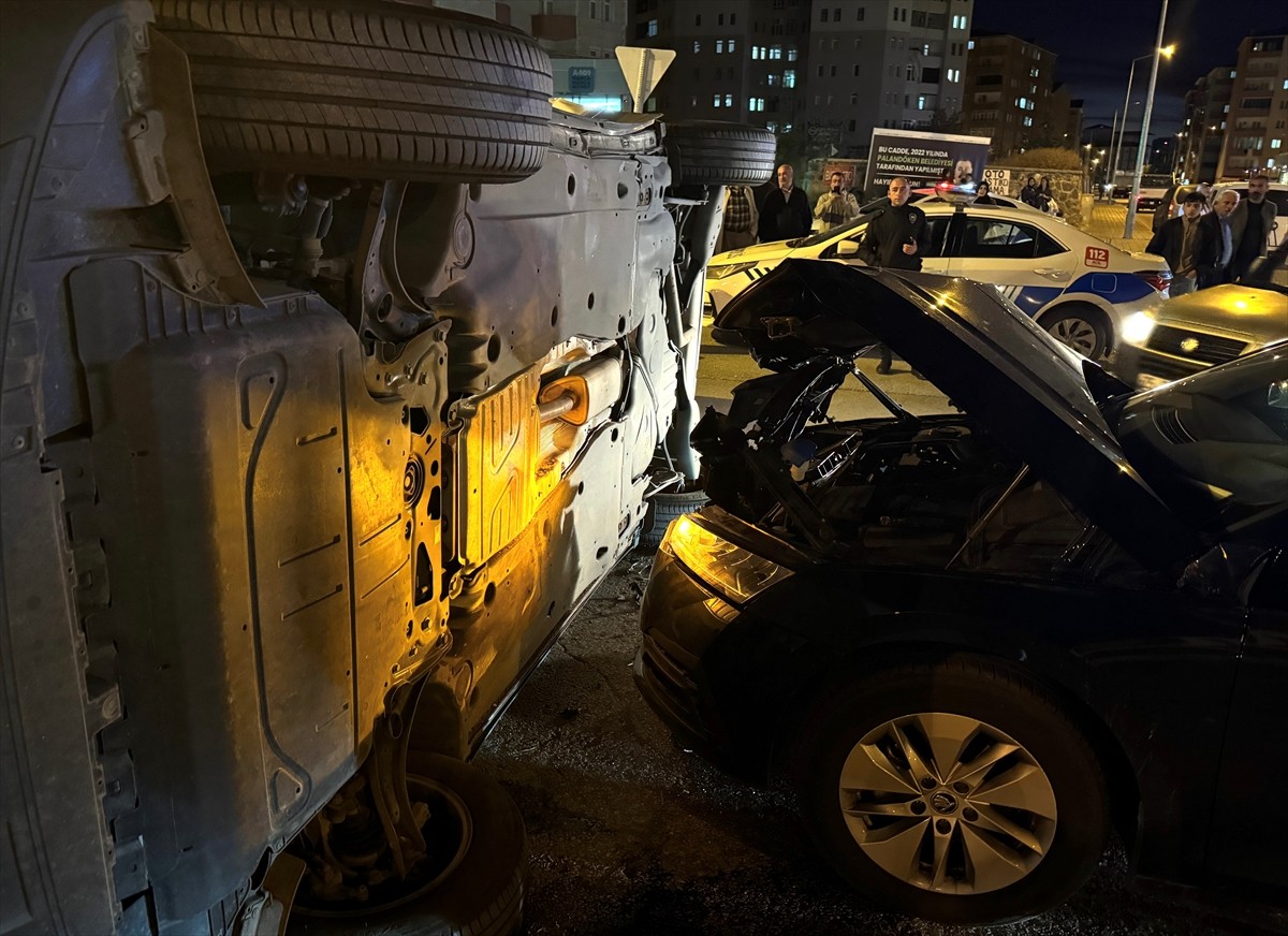 Erzurum'da iki aracın çarpışması sonucu 6 kişi yaralandı. Alparslan Türkeş Bulvarı üzerinden Zirve...