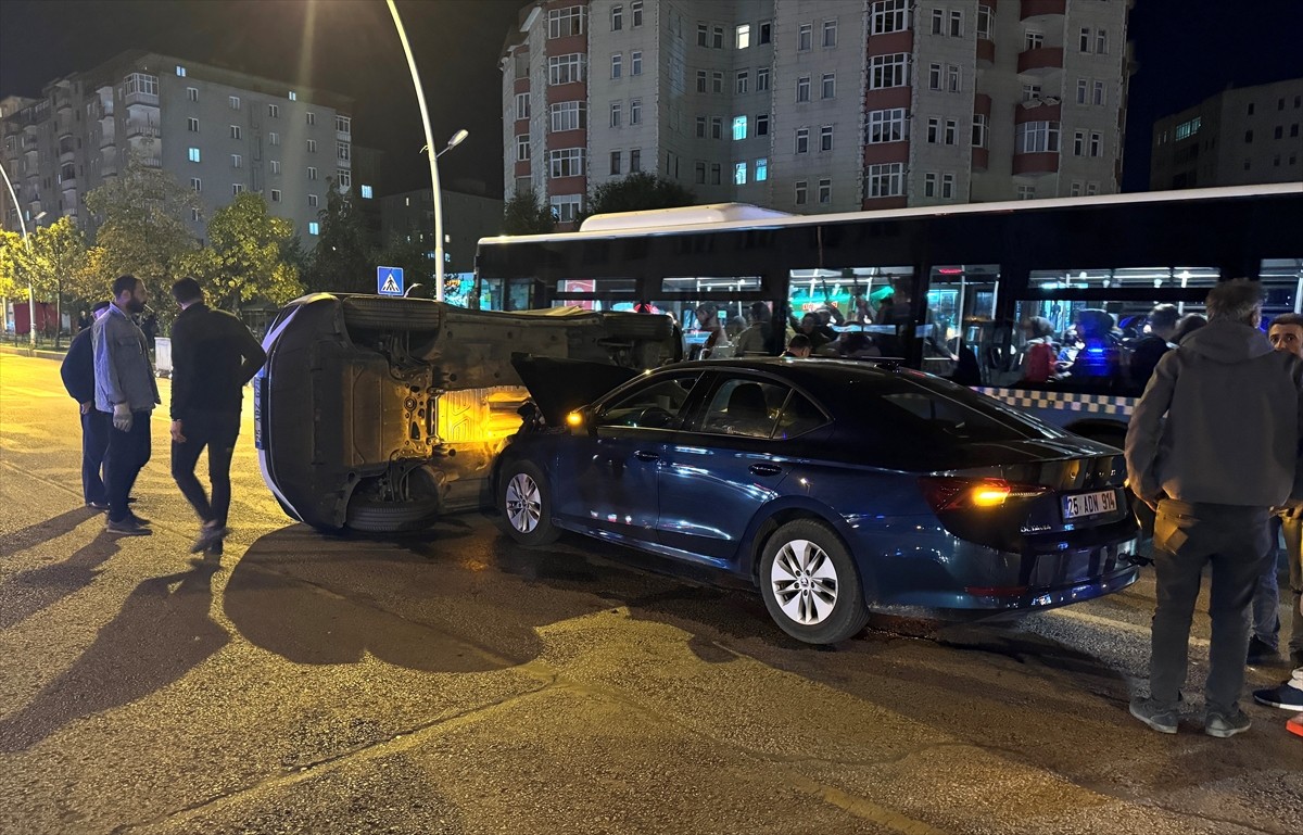 Erzurum'da iki aracın çarpışması sonucu 6 kişi yaralandı. Alparslan Türkeş Bulvarı üzerinden Zirve...