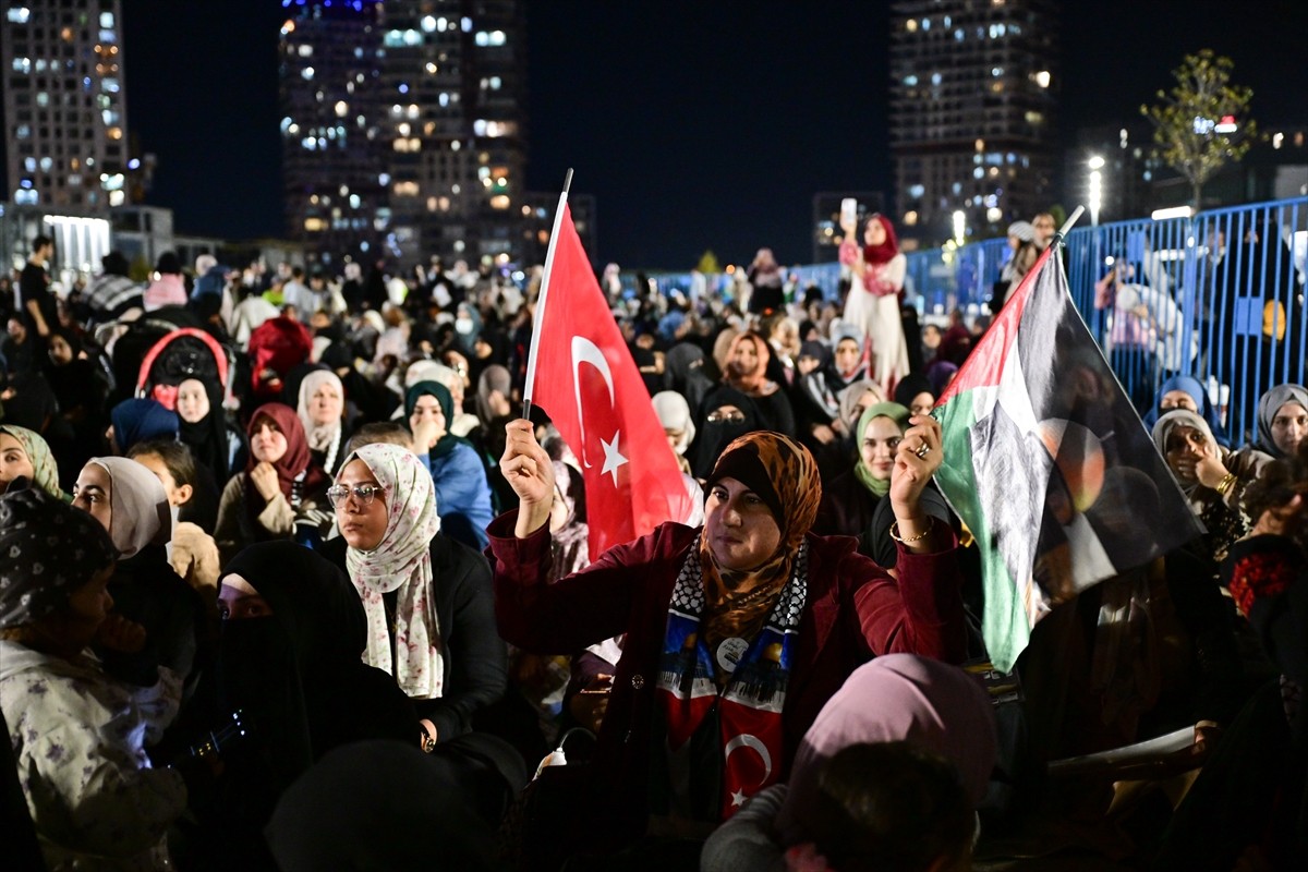 Gazze Kıyamı Gençlik Hareketi ile Filistin Alimler Birliğince Başakşehir'de düzenlenen mitingde...