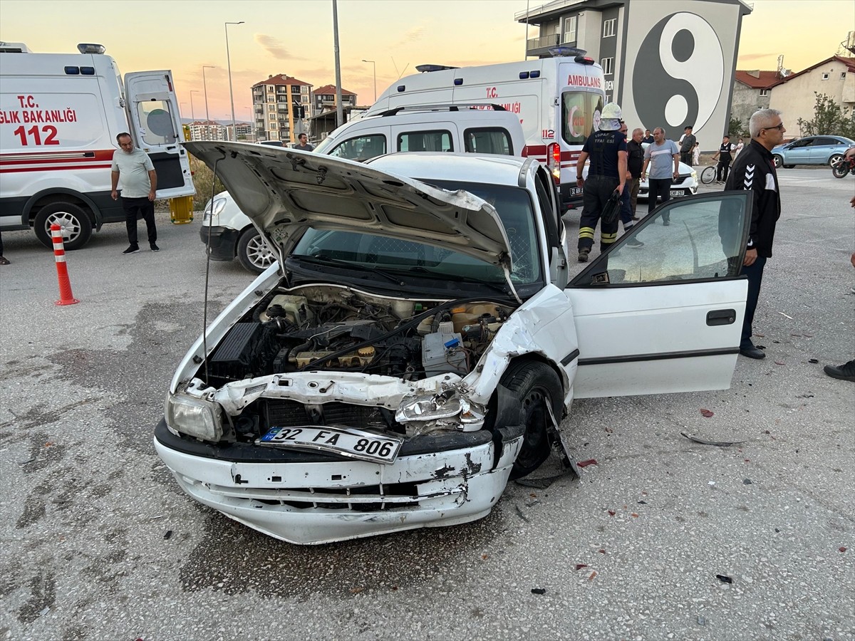  Isparta'da iki otomobilin çarpışması sonucu 5 kişi yaralandı.