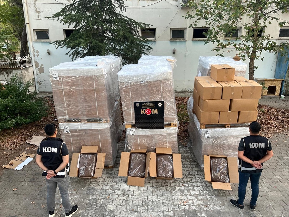 Manisa'nın Salihli ilçesinde 1 ruhsatsız tabanca, 20 fişek ve 3 ton 120 kilogram kaçak tütün ele...