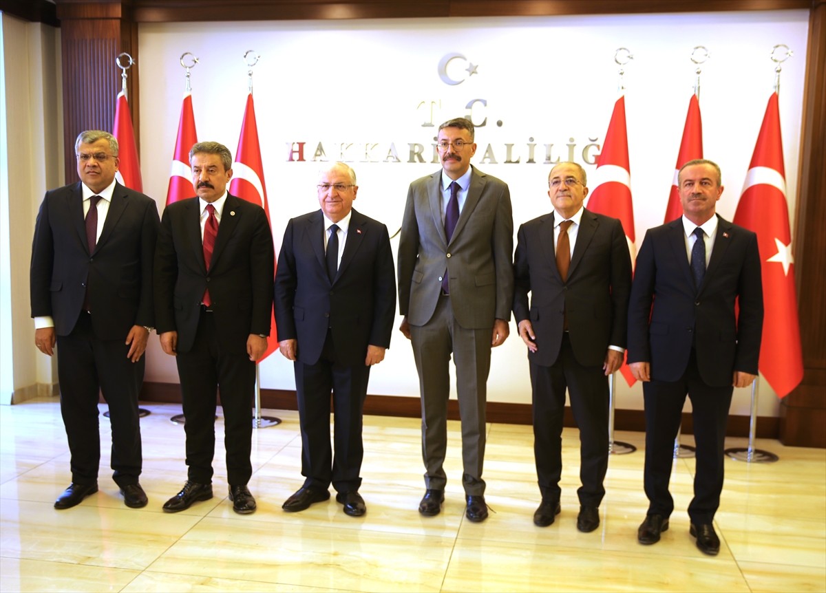 Milli Savunma Bakanı Yaşar Güler, çeşitli temaslarda bulunmak üzere Hakkari'ye geldi. Bakan Güler...